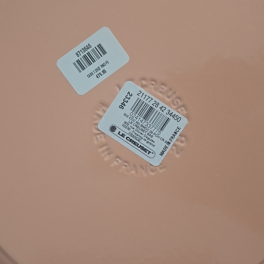Le Creuset Signature Round Dutch Oven, 7.25 qt., Color Pêche, Retail $479.95 USD - Picture 11 of 16